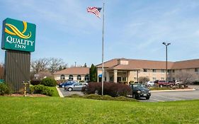 Quality Inn & Suites Woodstock Near Lake Geneva